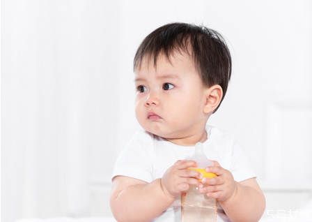 宝宝尿路感染的症状有哪些 宝宝尿路感染发烧怎么办
