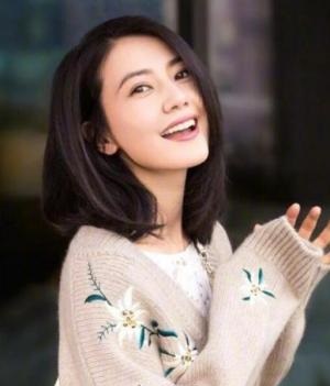 脸大的女生适合什么发型  女生侧分刘海发型设计