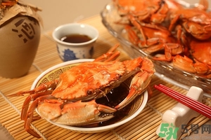吃螃蟹可以喝红酒吗？吃螃蟹可以喝酒吗？ 吃螃蟹能喝啤酒吗？
