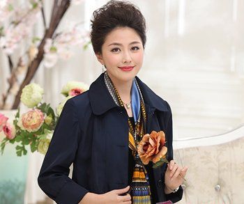 50岁妈妈该盘什么发型中老年女士头发少盘什么发型漂亮图解