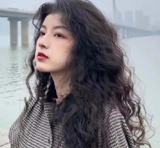 2022潮流卷发发型女,整体气质翻倍的卷发发型