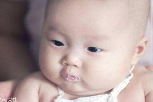 宝宝为什么吐泡泡 婴儿吐泡泡是什么原因