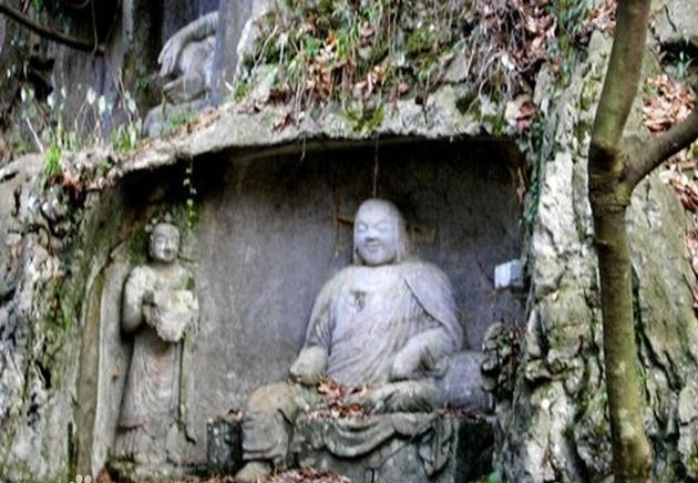 杨琏真迦为什么有雕像，他死后葬在哪里？