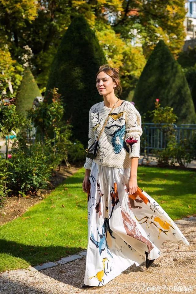 这才是秋天最时髦洋气的穿搭：“毛衣+半身裙”，优雅高级全都有！