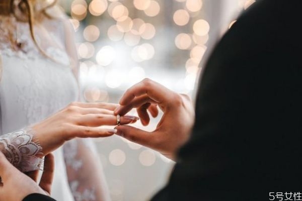 判断一个男人爱不爱你 情侣婚前需考虑的五件事