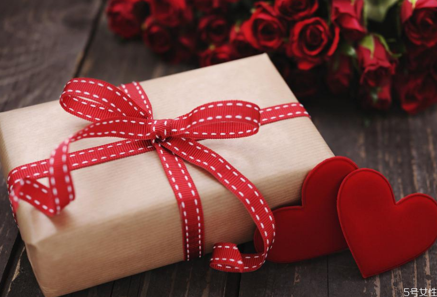 情侣跨年送什么礼物 跨年送什么有纪念意义