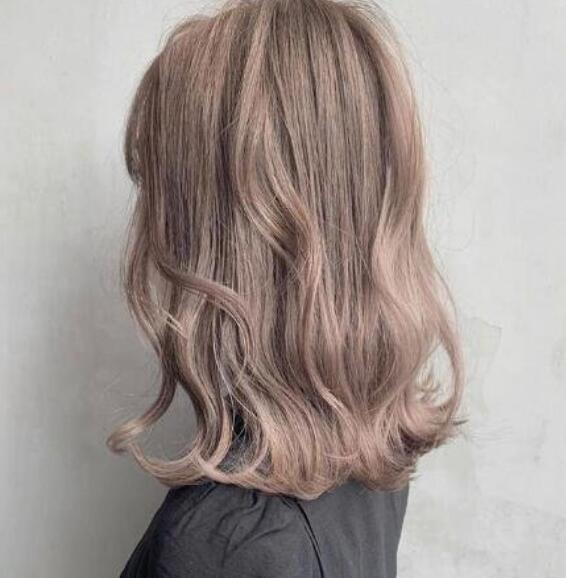 今年流行的中长发发型 粉红少女心的卷发
