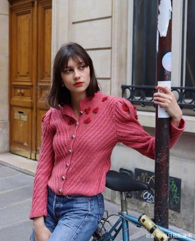 法国女人的秋日优雅，有一半藏在“针织衫”里，真的好看又显气质！
