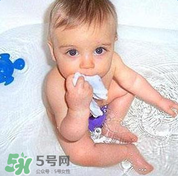 宝宝流鼻涕了还能洗澡吗？宝宝夏天感冒能不能洗澡？