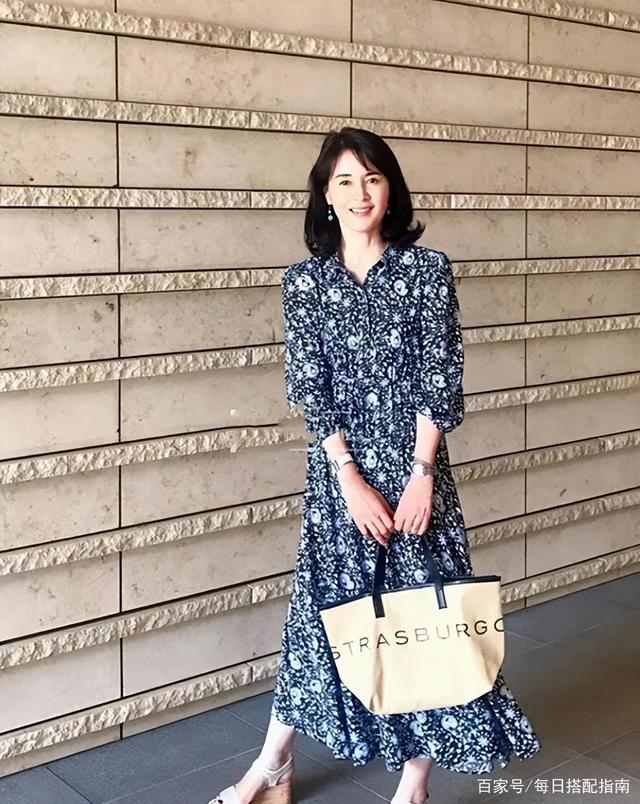被这个日本妈妈惊艳到了，穿衣简单却优雅又减龄