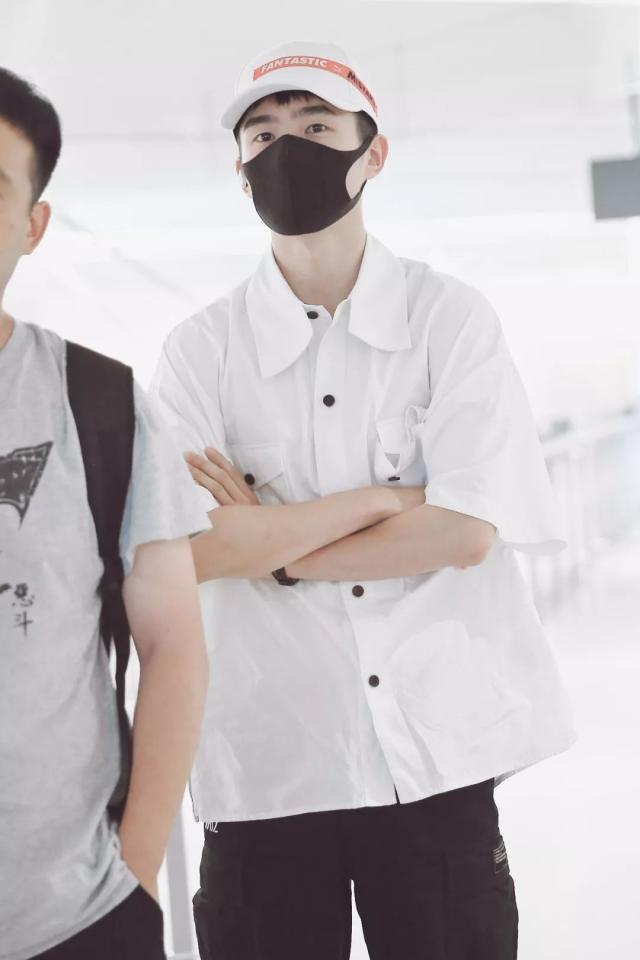 白衬衫怎么穿才时髦，刘昊然亲自示范！
