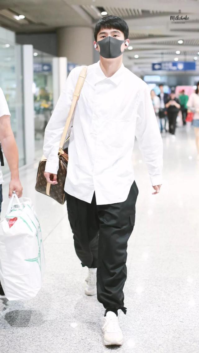 白衬衫怎么穿才时髦，刘昊然亲自示范！