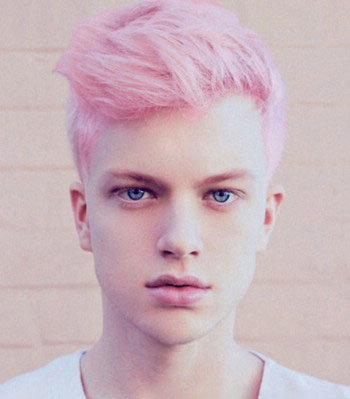 男士个性沙宣染发图片 蓝色亮睛粉红色显白