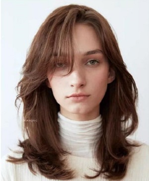 2022年秋冬流行发型 中长发烫发发型图片女