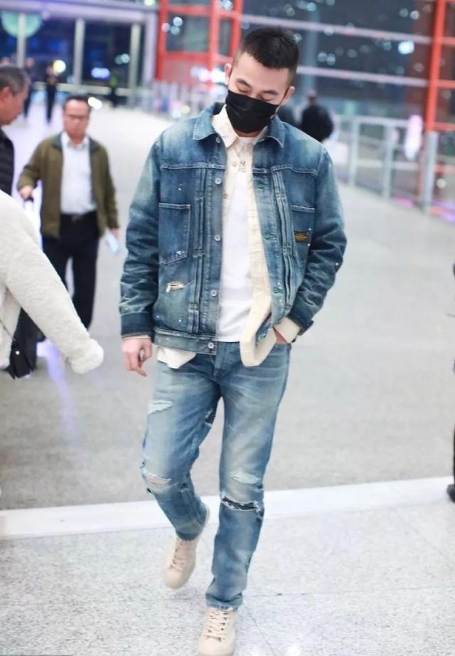 欧豪牛仔夹克造型，型男范十足，像他这样穿百搭，很受时尚圈欢迎