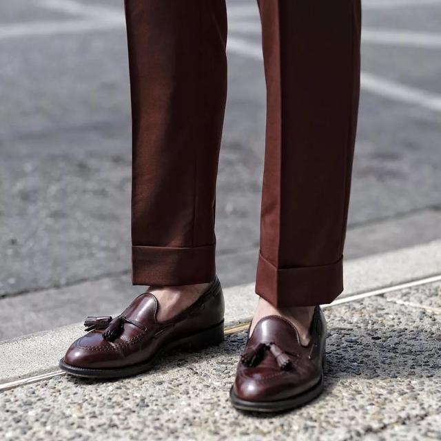 打造沉稳绅士造型，皮鞋只穿黑色？其实棕色也是很好的选择，也能打造出优雅的绅士范