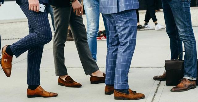 打造沉稳绅士造型，皮鞋只穿黑色？其实棕色也是很好的选择，也能打造出优雅的绅士范