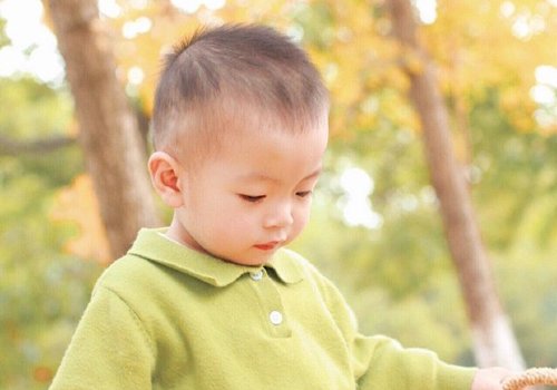 一岁半的男宝宝发型可以复杂了吗 简洁风超短发可是男童造型良配