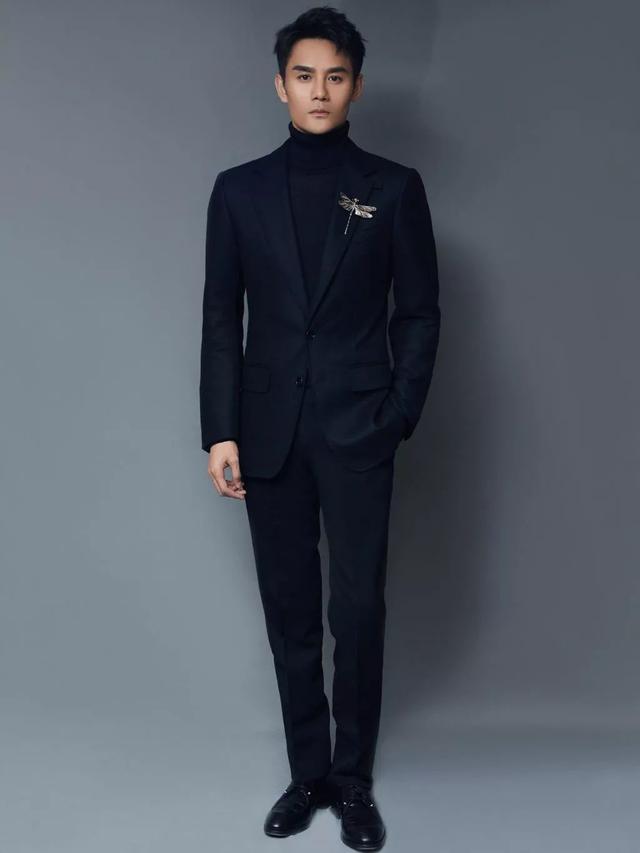 37岁王凯帅气十足，穿西装儒雅绅士，过膝的皮大衣造型时髦帅气