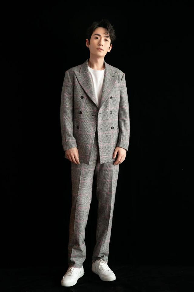 朱一龙西装造型，优雅绅士范十足，像他这样穿就能展示出潮流的风调