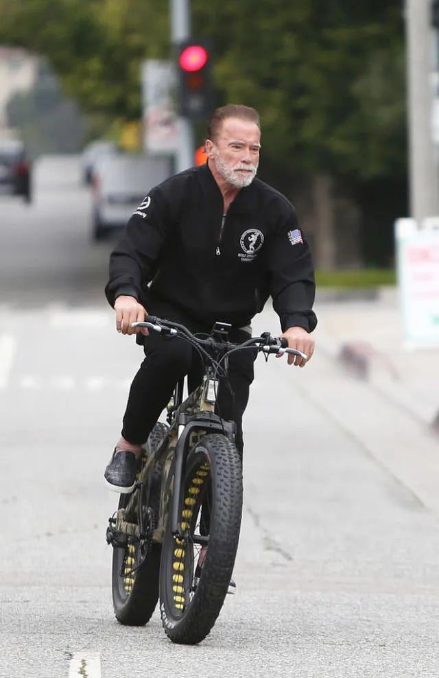 73岁施瓦辛格骑自行车，全黑造型显得很酷、很时髦