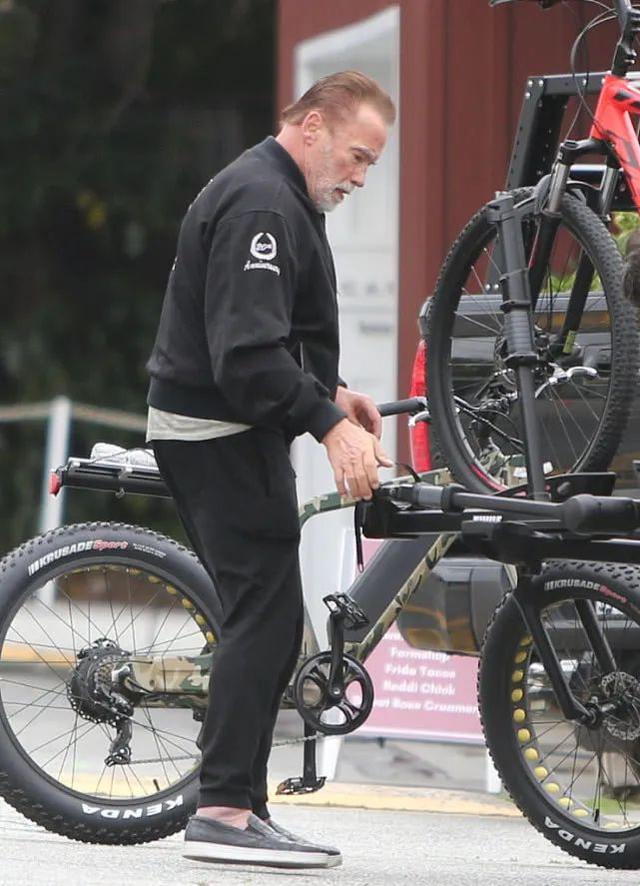73岁施瓦辛格骑自行车，全黑造型显得很酷、很时髦