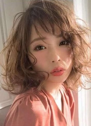 最近流行的带刘海的发型  时尚减龄显脸小