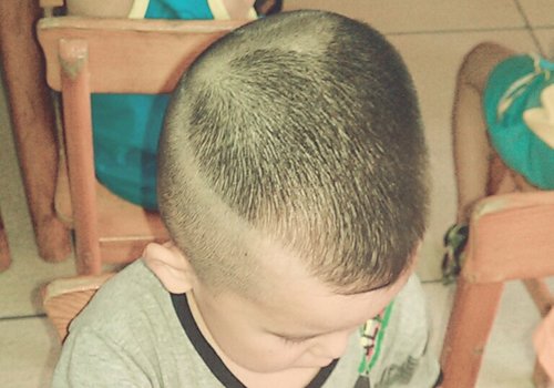 一年级男孩理爱心头型好看时髦 六七岁男童不需要打理的超短发