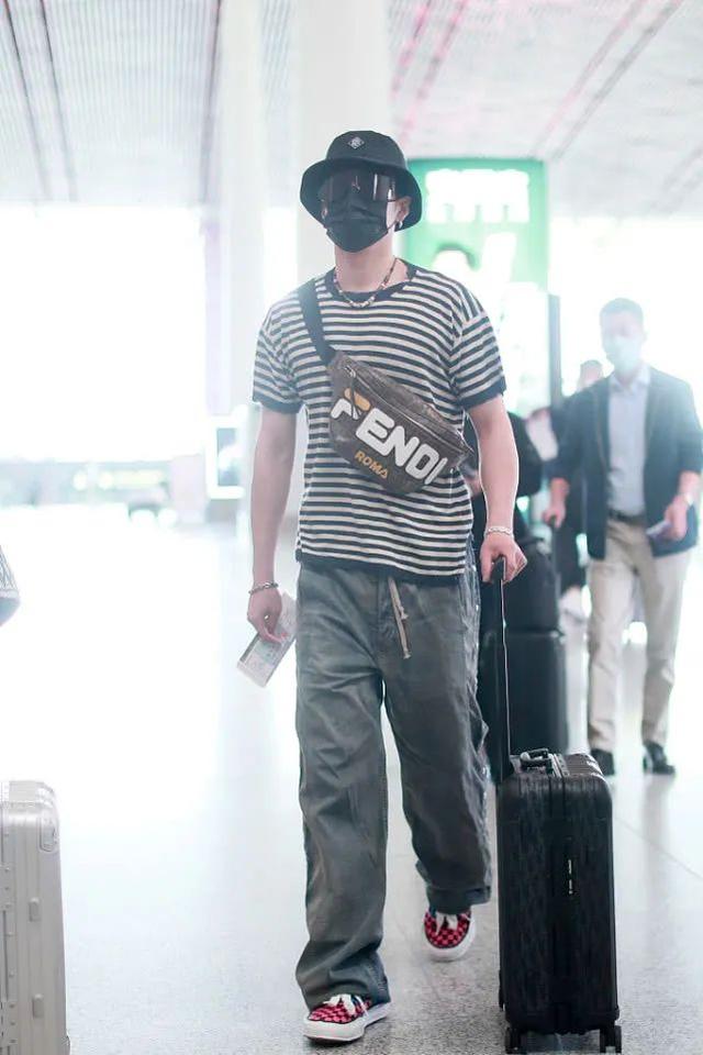 韩东君时髦搭配，条纹T恤+拖地长裤，他这些造型太潮了