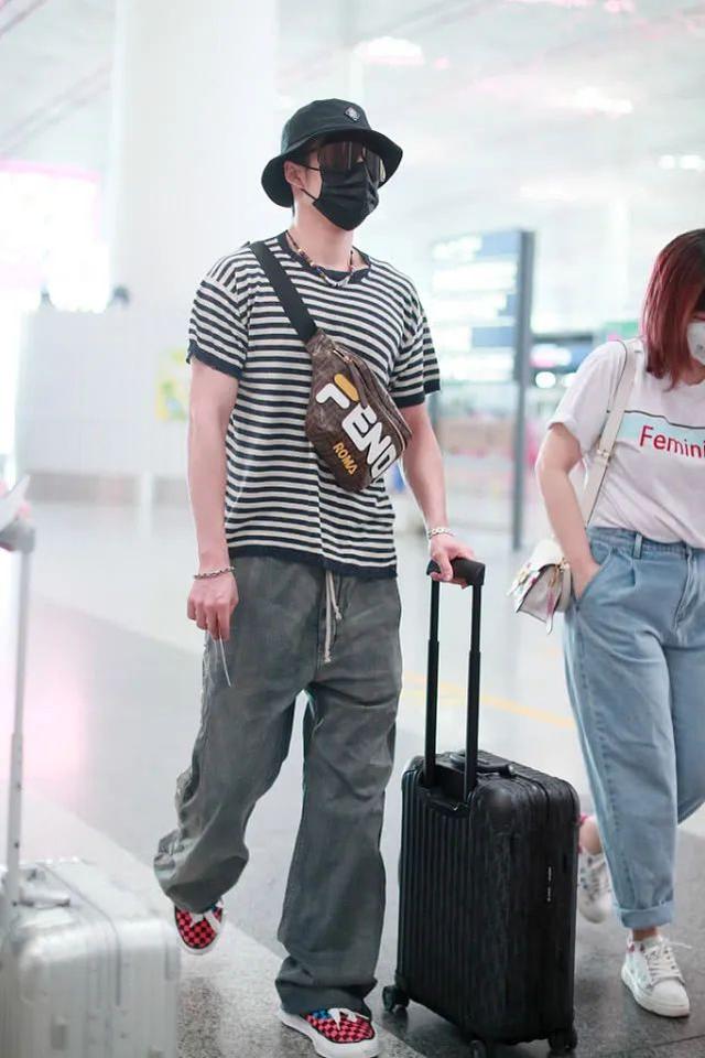 韩东君时髦搭配，条纹T恤+拖地长裤，他这些造型太潮了