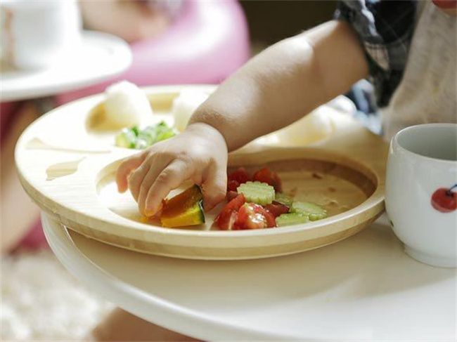 如何帮助孩子改掉用手抓饭的习惯 