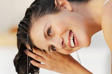 女性如何摆脱干枯掉发？这四个方法让秀发乌黑顺滑更坚韧！