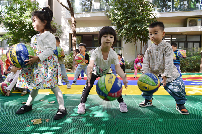 老师平时怎么带孩子进行运动比较好 