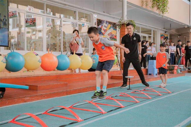 老师平时怎么带孩子进行运动比较好 