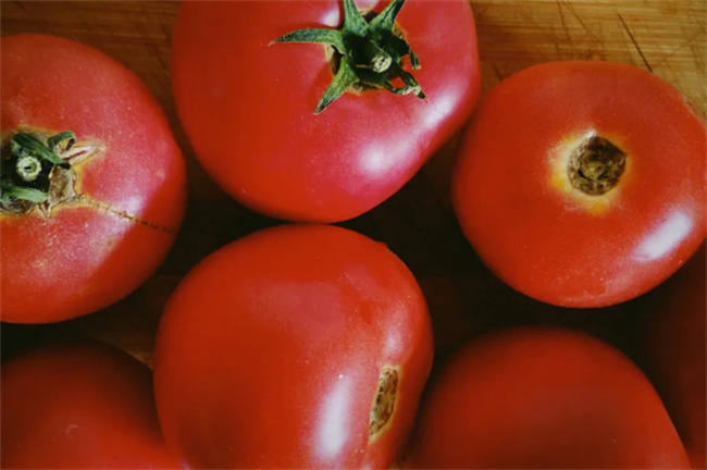 ​西红柿生吃对人体的好处 西红柿生吃和熟吃哪个更好 