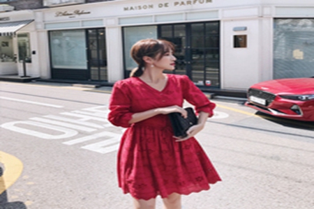 红裙怎么搭配时尚又减龄？经典色彩让你穿出惊艳感