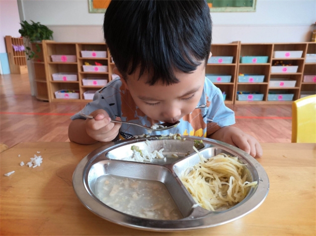 不爱吃饭的孩子老师要怎么引导 