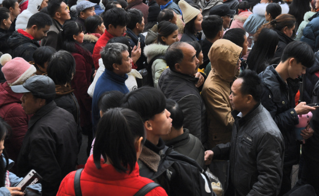 上海去年常住人口为2475.89万人60岁及以上占比25% 说明什么问题？ 
