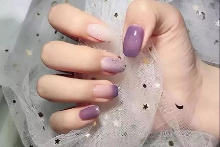 梦幻时尚紫色美甲，在指尖上碰撞出层次感