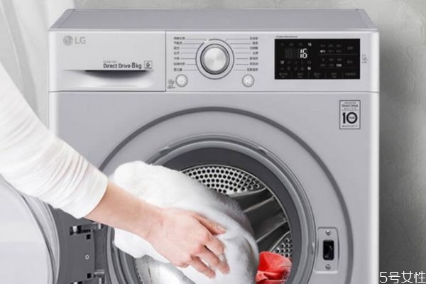 有扣子的衣服能放洗衣机吗 洗衣服时扣子怎么处理