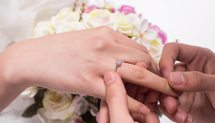 向女生求婚戒指戴哪边  向女生求婚戒指应该戴在哪根手指上 
