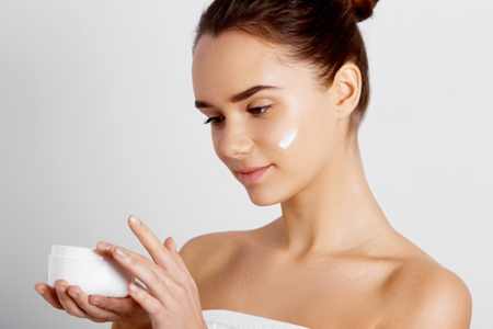 常见护肤品的上脸用法，注意用量正确涂抹全脸
