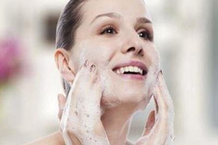 常见护肤品的上脸用法，注意用量正确涂抹全脸
