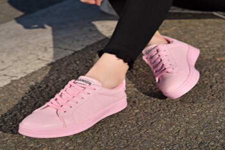 粉色鞋配什么袜子好看？这三款街头粉色鞋穿搭少女风爆棚