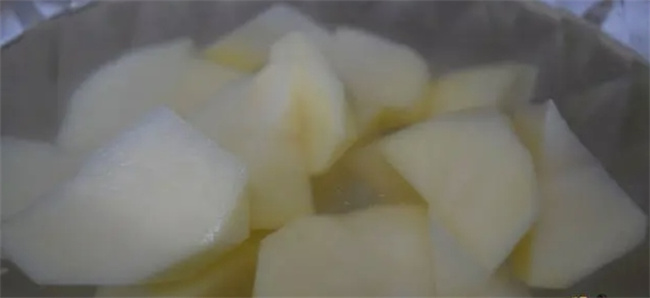 土豆焖鸡最好吃的做法，原来是有技巧的，难怪之前做的不好吃！ 