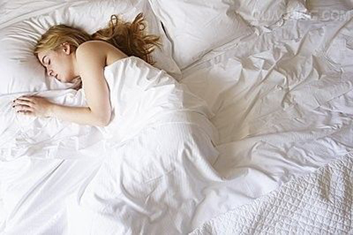 趴着睡觉有什么坏处 什么睡姿有助于改善腰痛