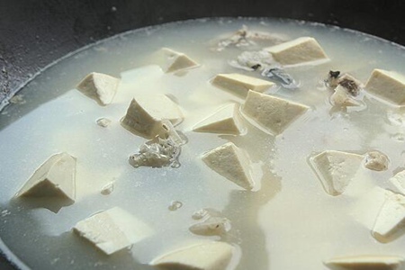 鱼头豆腐汤怎么做又浓又白？鱼头豆腐汤的做法