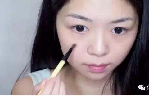为什么化眼妆总是晕妆 夏季化妆防止眼线晕妆的小技巧