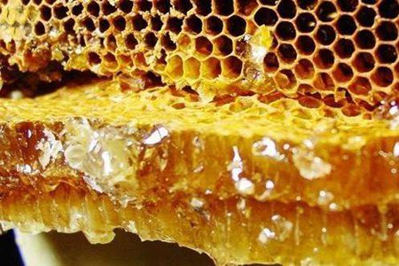 蜂胶的作用与功效，女性吃蜂胶要注意什么？