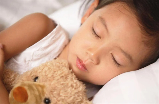 “3岁分床 5岁分房”坑了无数孩子 分床睡的最佳年龄是几岁 